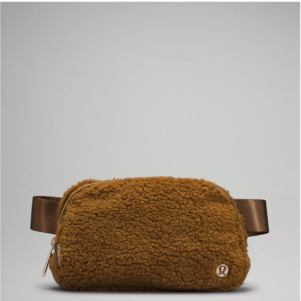 Lululemon everywhere belt bag in fleece burnt caramel